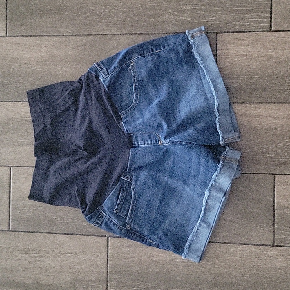 a:glow Maternity Boyfriend Shorts - Size 8